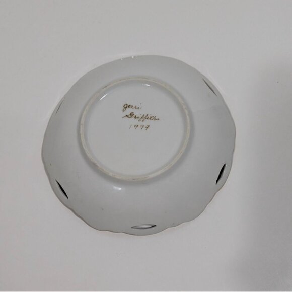 Hand-Painted Porcelain Plate White Rose Design Gold Trim Vintage - Picture 6 of 6